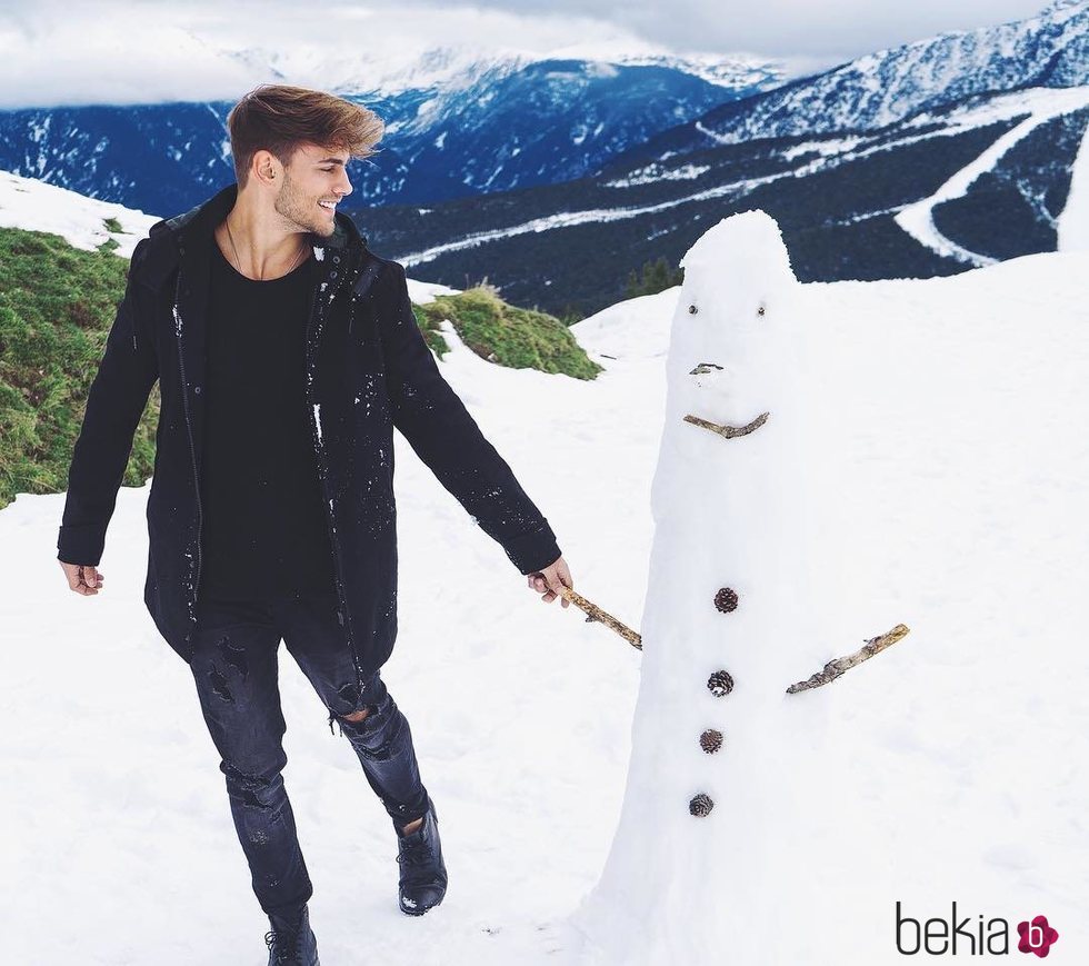 Sergio Carvajal con un muñeco de nieve