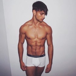 Sergio Carvajal con el torso desnudo en calzoncillos