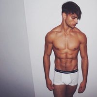 Sergio Carvajal con el torso desnudo en calzoncillos