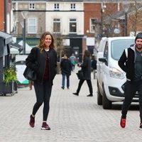 Juan Mata y Evalina Kamph paseando por las calles de Manchester