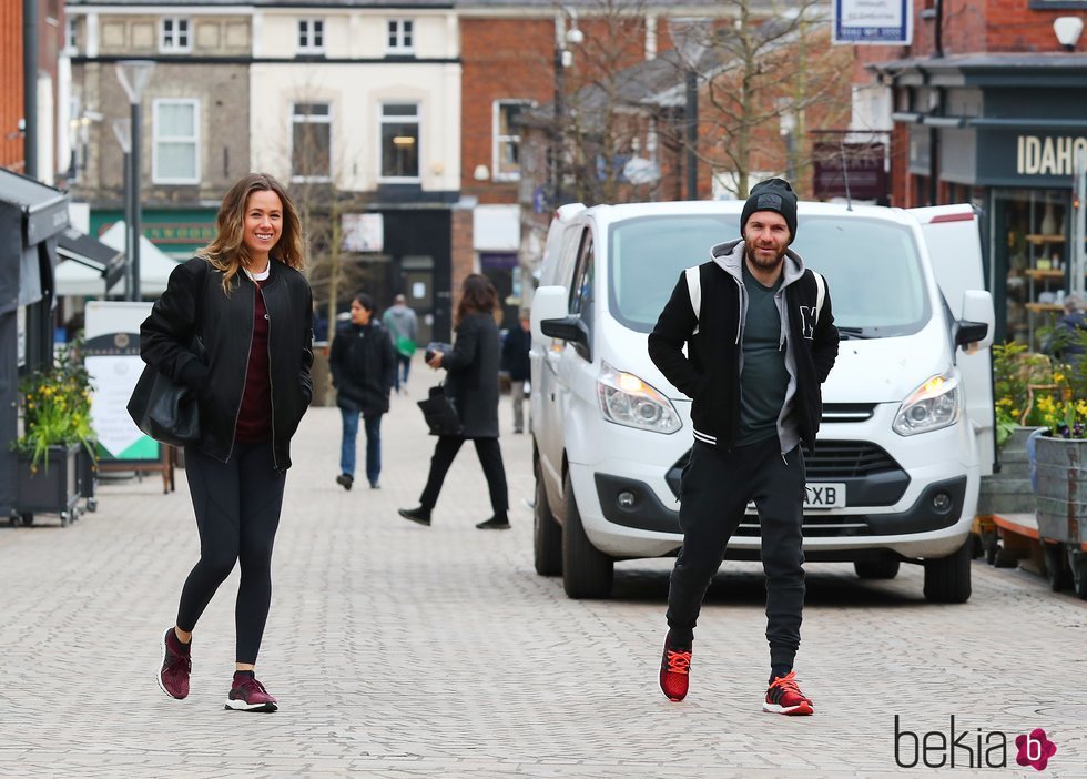 Juan Mata y Evalina Kamph paseando por las calles de Manchester