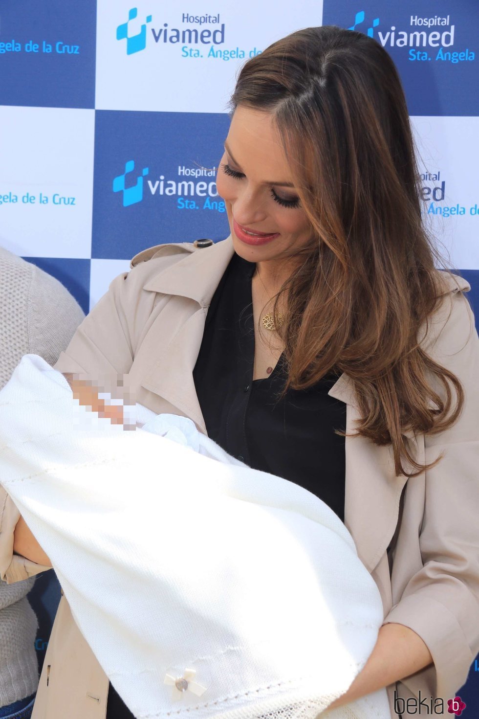 Eva González mirando con ternura a su hijo Cayetano