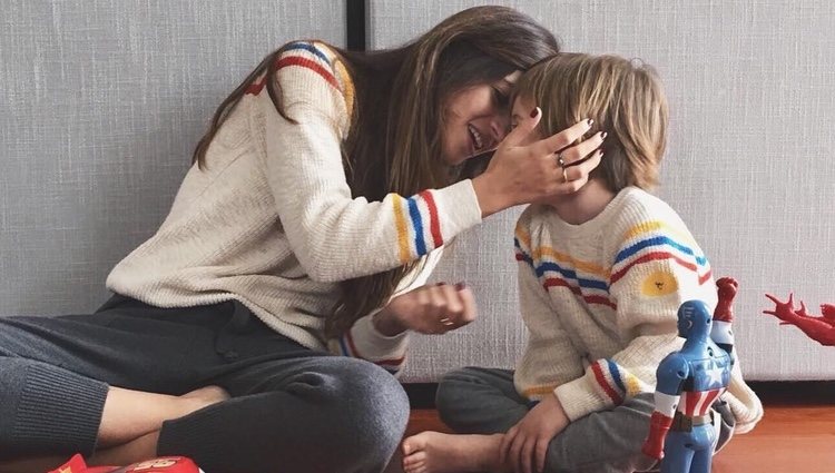 Sara Carbonero jugando con su hijo Martín