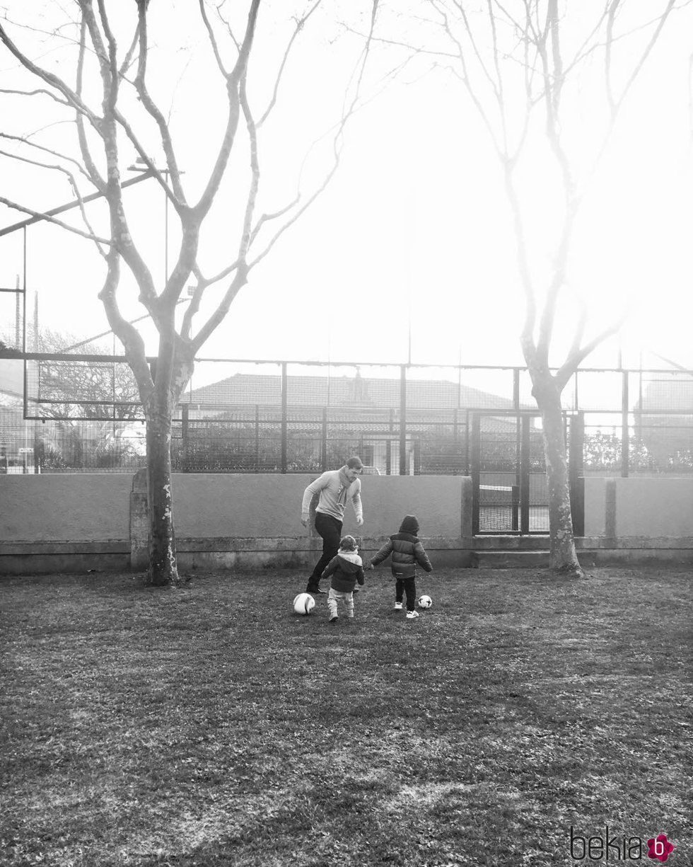 Iker Casillas jugando con sus dos hijos Lucas y Martín