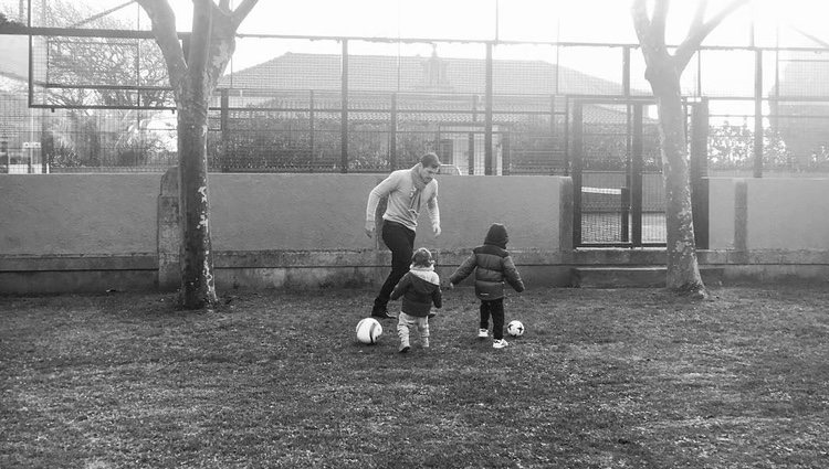 Iker Casillas jugando con sus dos hijos Lucas y Martín