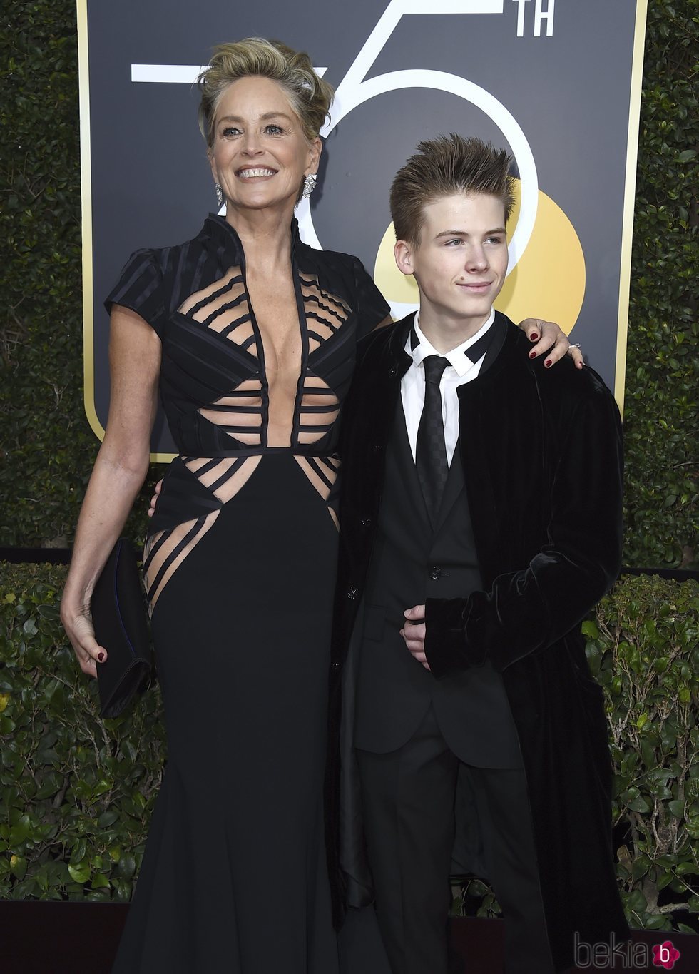 Sharon Stone en la alfombra roja de la Gala de los Globos de Oro 2018 junto a su hijo mayor Roan Joseph