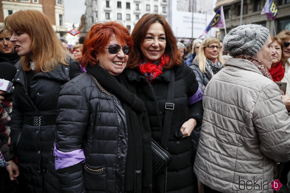 Ana Rosa Quintana y Rosa Villacastín durante la huelga del 8 de marzo por el Día de las Mujeres