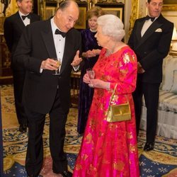 La Reina Isabel charlando con el Aga Khan en Windsor