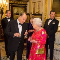 La Reina Isabel charlando con el Aga Khan en Windsor