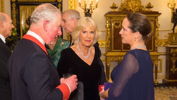 El Príncipe Carlos, Camilla Parker y el Príncipe Andrés con la Princesa Zahra Aga Khan