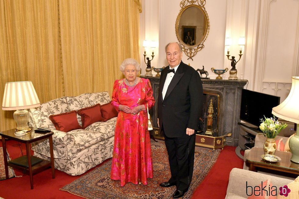 La Reina Isabel y el Aga Khan en Windsor tras una cena