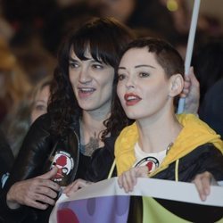 Rose McGowan y Asia Argento en una manifestación por el Día de las Mujeres en Roma