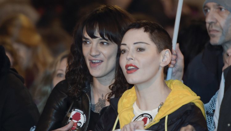 Rose McGowan y Asia Argento en una manifestación por el Día de las Mujeres en Roma