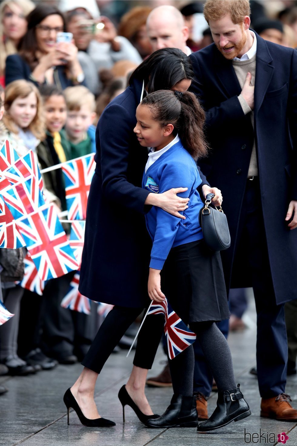 Meghan Markle abraza a una niña en Birmingham