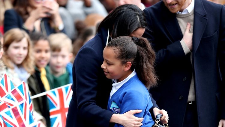 Meghan Markle abraza a una niña en Birmingham