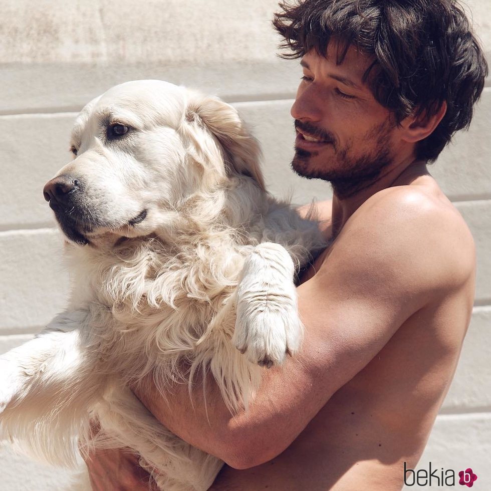 Andrés Velencoso con su perro Henry