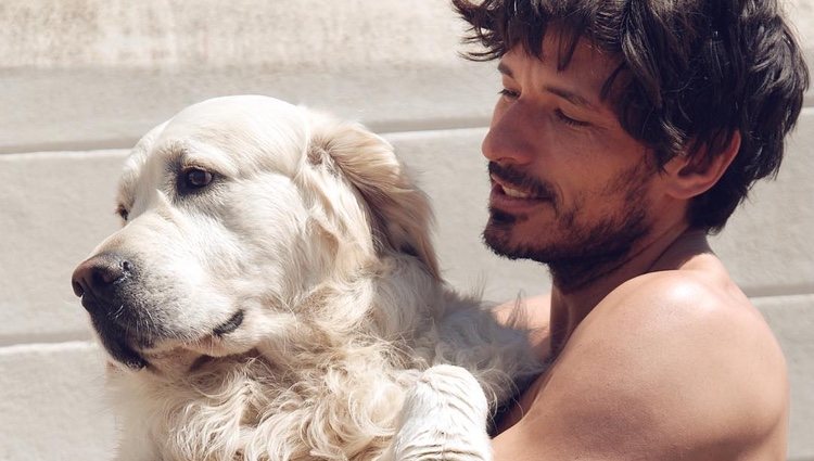 Andrés Velencoso con su perro Henry