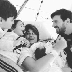 Leo Messi y Antonella Roccuzzo presentando a sus hijos Thiago y Mateo su hijo Ciro