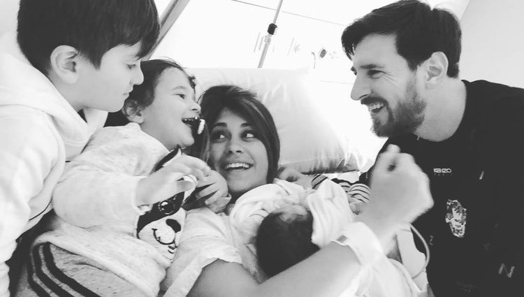 Leo Messi y Antonella Roccuzzo presentando a sus hijos Thiago y Mateo su hijo Ciro