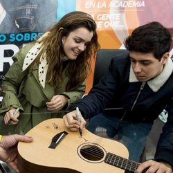 Amaia y Alfred en su primera y única firma de discos juntos en Madrid