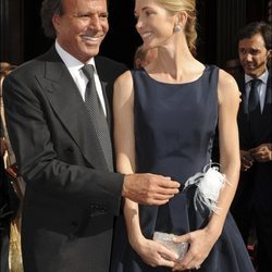 Julio Iglesias y Miranda Rijnsburger en una boda