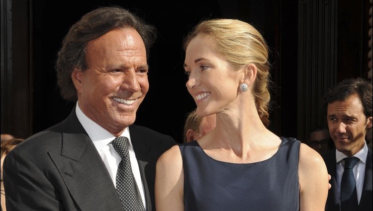 Julio Iglesias y Miranda Rijnsburger en una boda