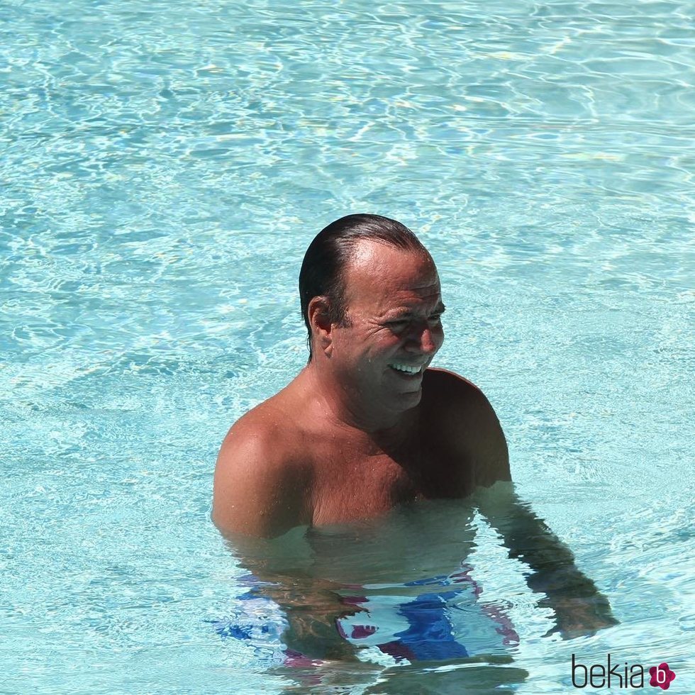 Julio Iglesias en la piscina durante sus vacaciones