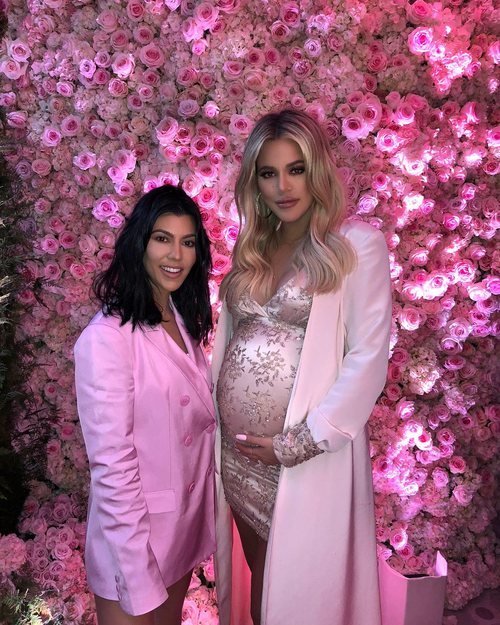 Kourtney Kardashian con khloe Kardashian durante su baby shower