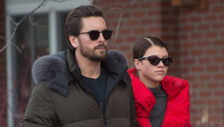 Scott Disick y Sofía Richie paseando en Aspen