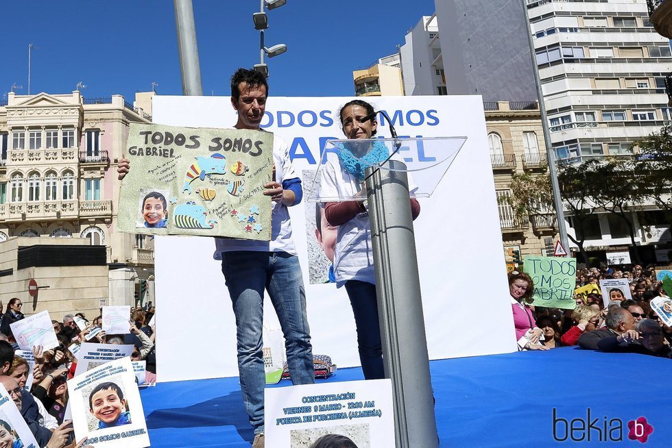 Patricia Ramirez y Ángel Cruz, padres de Gabriel, en la concentración en Almería del 9 de marzo de 2018