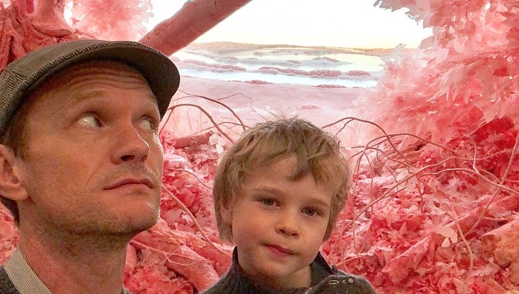 Neil Patrick Harris con su hijo en una exposición en Nueva York