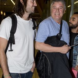 Francisco y Daniel Sampedro en el aeropuerto poniendo rumbo a 'Supervivientes 2018'