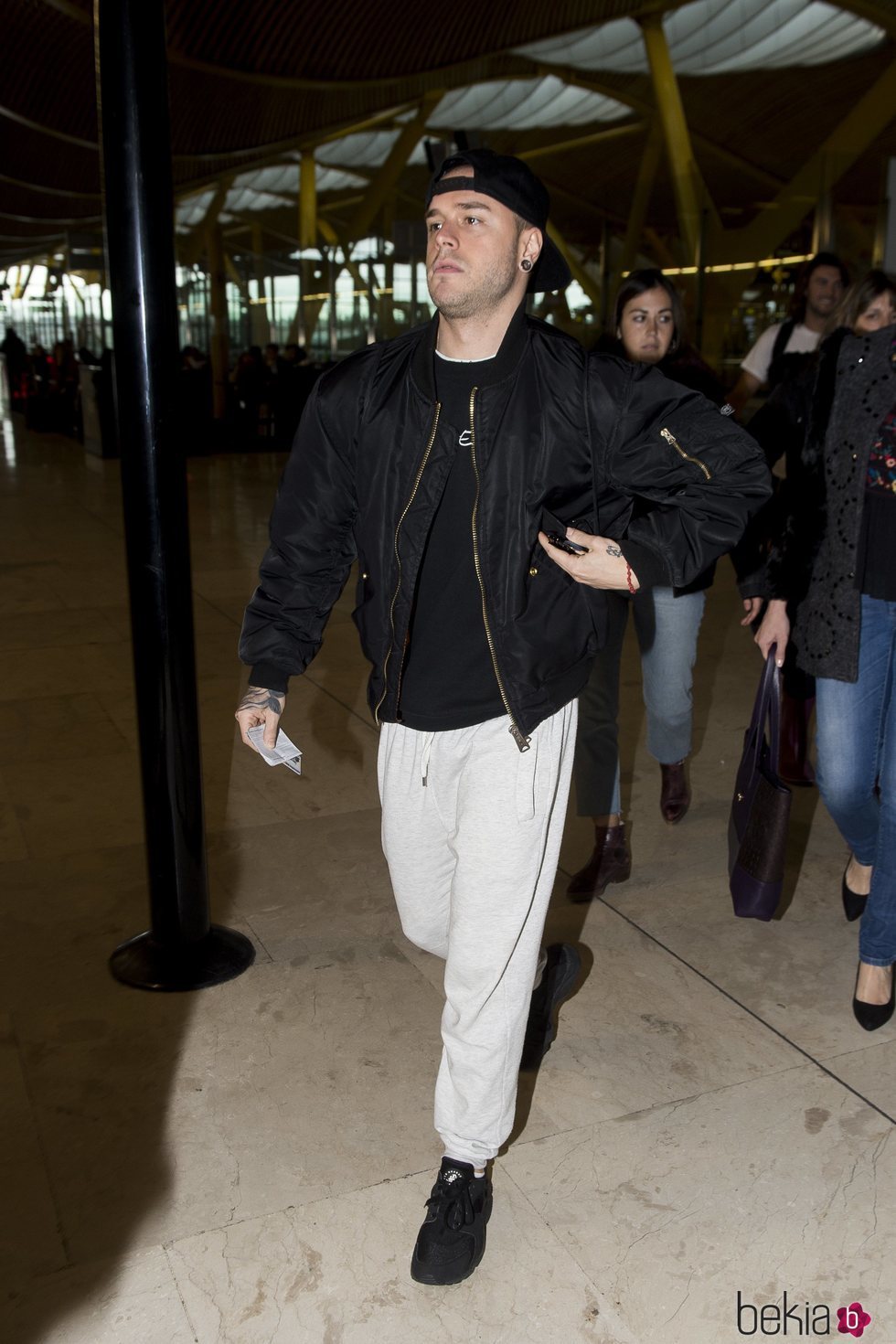 Adrián Rodríguez en el aeropuerto poniendo rumbo a 'Supervivientes 2018'