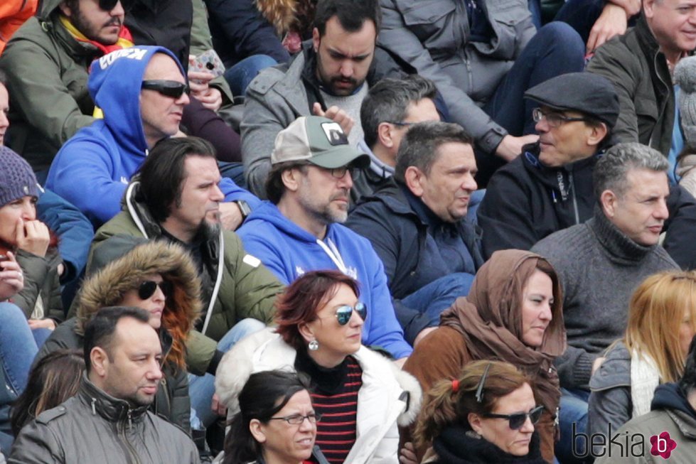 Javier Bardem viendo el partido de rugby España-Alemania en la UCM