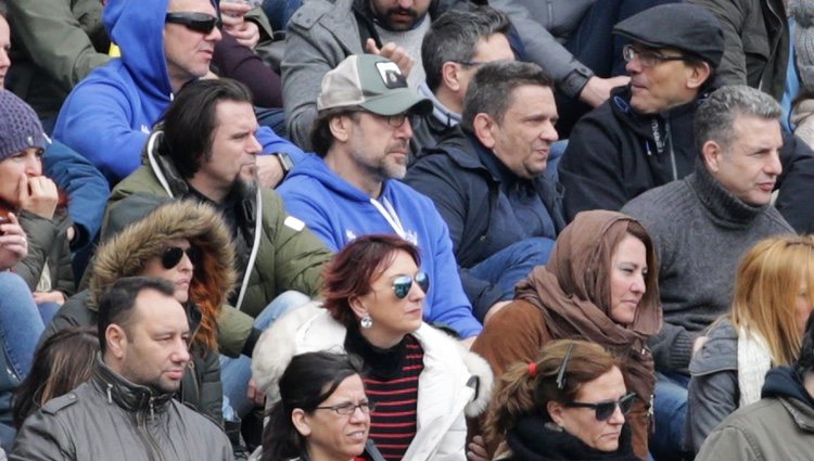 Javier Bardem viendo el partido de rugby España-Alemania en la UCM