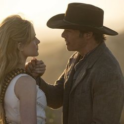 Evan Rachel Wood y James Marsden en un capítulo de la segunda temporada de 'Westworld'