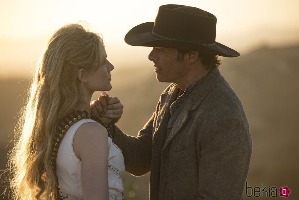 Evan Rachel Wood y James Marsden en un capítulo de la segunda temporada de 'Westworld'