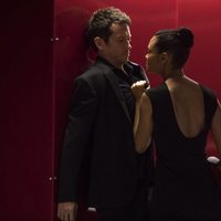 Rodrigo Santoro y Thandie Newton en un capítulo de la segunda temporada de 'Westworld'