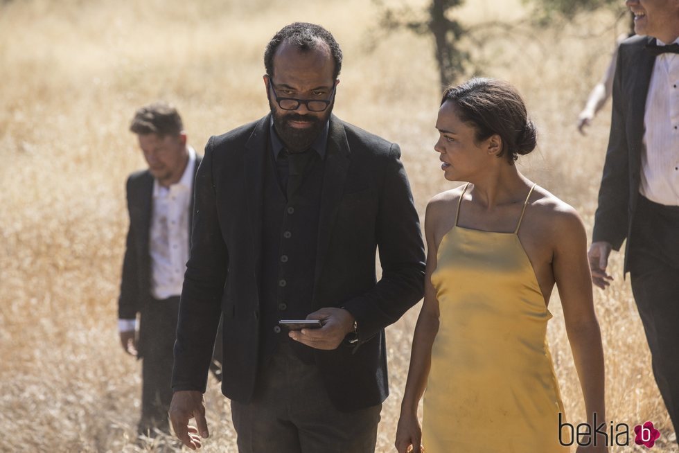 Jeffrey Wright y Tessa Thomspon en un capítulo de la segunda temporada de 'Westworld'