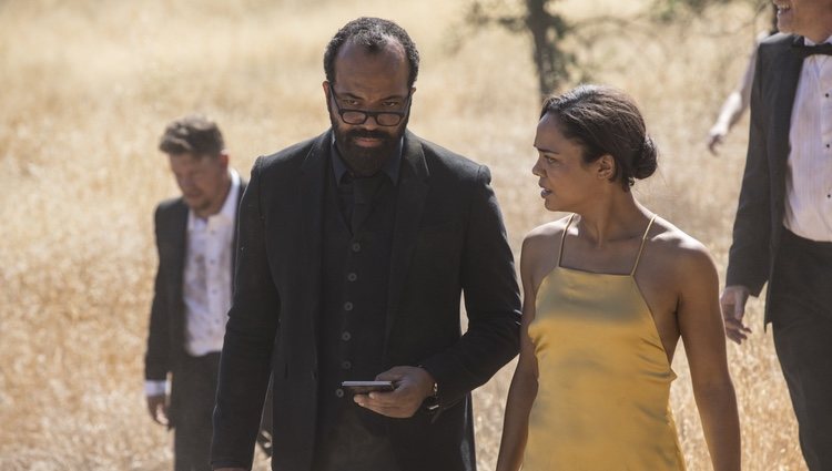 Jeffrey Wright y Tessa Thomspon en un capítulo de la segunda temporada de 'Westworld'