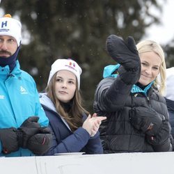 Haakon y Mette-Marit de Noruega con sus hijos Ingrid y Sverre en el salto de esquí de Holmenkollen 2018