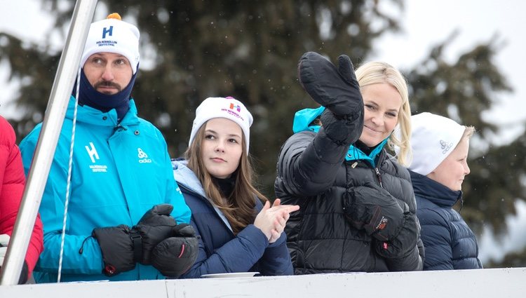 Haakon y Mette-Marit de Noruega con sus hijos Ingrid y Sverre en el salto de esquí de Holmenkollen 2018