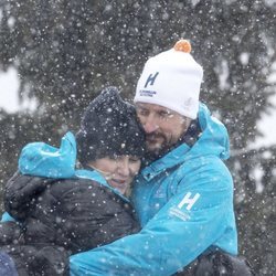 Haakon y Mette-Marit de Noruega se abrazan en el salto de esquí de Holmenkollen 2018