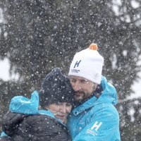 Haakon y Mette-Marit de Noruega se abrazan en el salto de esquí de Holmenkollen 2018