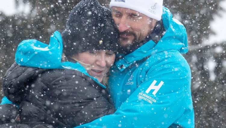 Haakon y Mette-Marit de Noruega se abrazan en el salto de esquí de Holmenkollen 2018