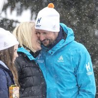 Haakon y Mette-Marit de Noruega, muy cómplices en el salto de esquí de Holmenkollen 2018