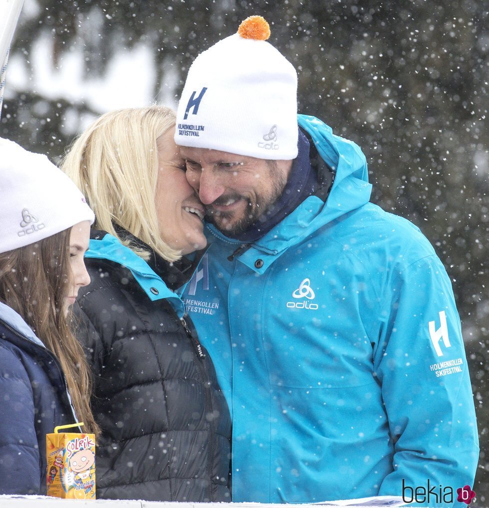 Haakon y Mette-Marit de Noruega, muy cómplices en el salto de esquí de Holmenkollen 2018