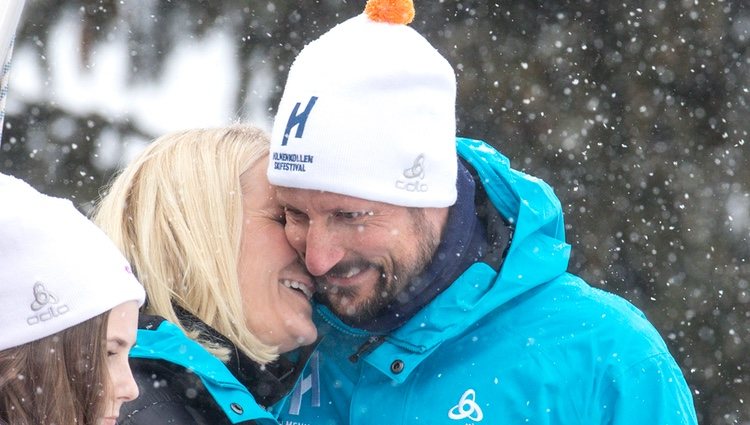 Haakon y Mette-Marit de Noruega, muy cómplices en el salto de esquí de Holmenkollen 2018