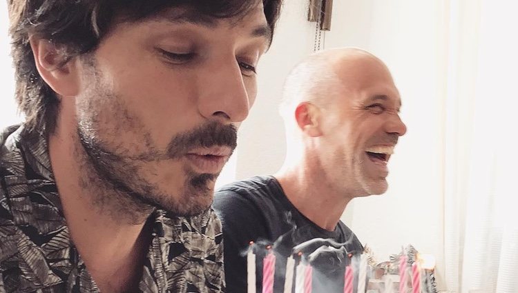 Andrés Velencoso soplando las velas de su 40 cumpleaños