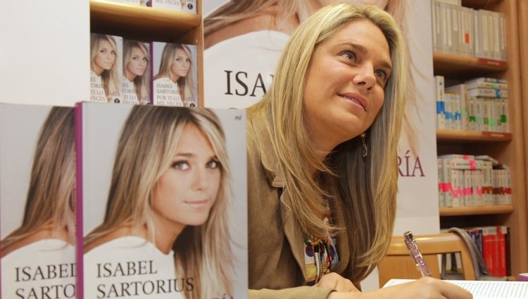 Isabel Sartorius firmando su autobiografía